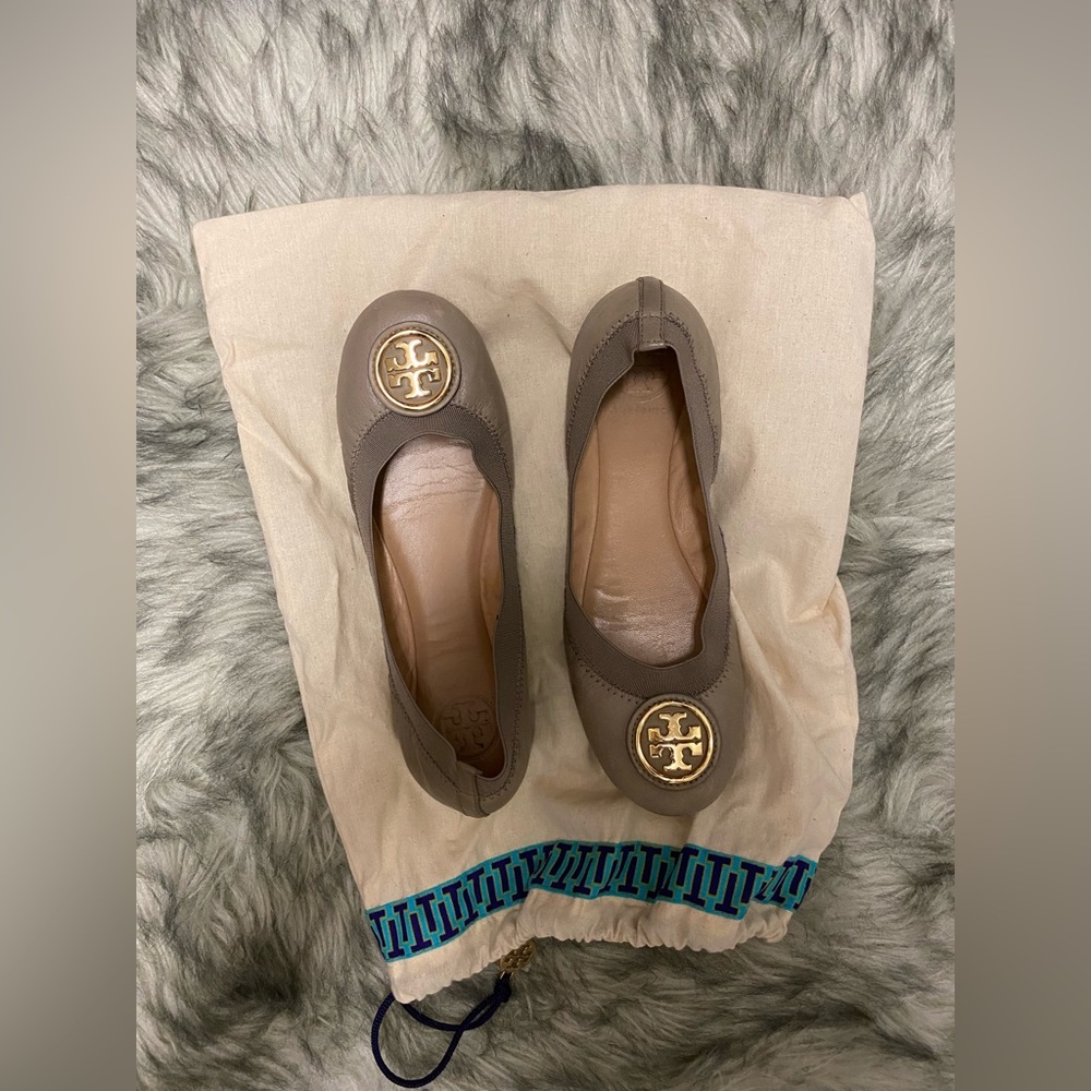 tory burch flat in a light gray color